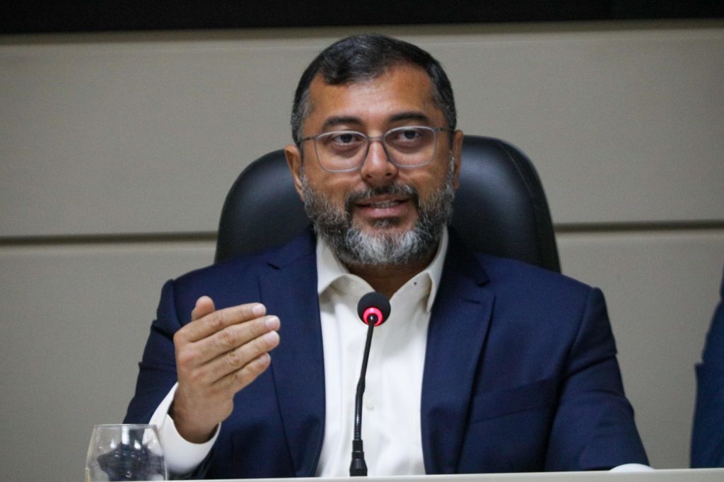 Governador Wilson Lima discursa sobre plano de pavimentação da BR-319, destacando desenvolvimento com responsabilidade ambiental