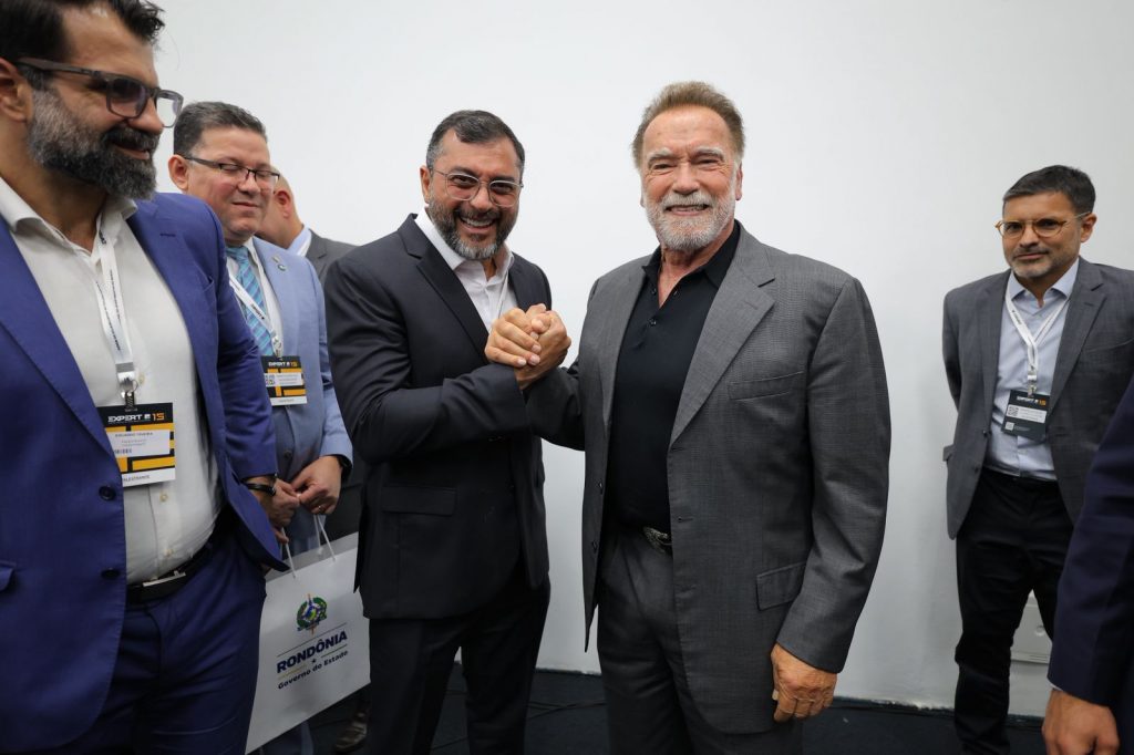 Wilson Lima ao lado de Arnold Schwarzenegger durante painel sobre clima e florestas em São Paulo