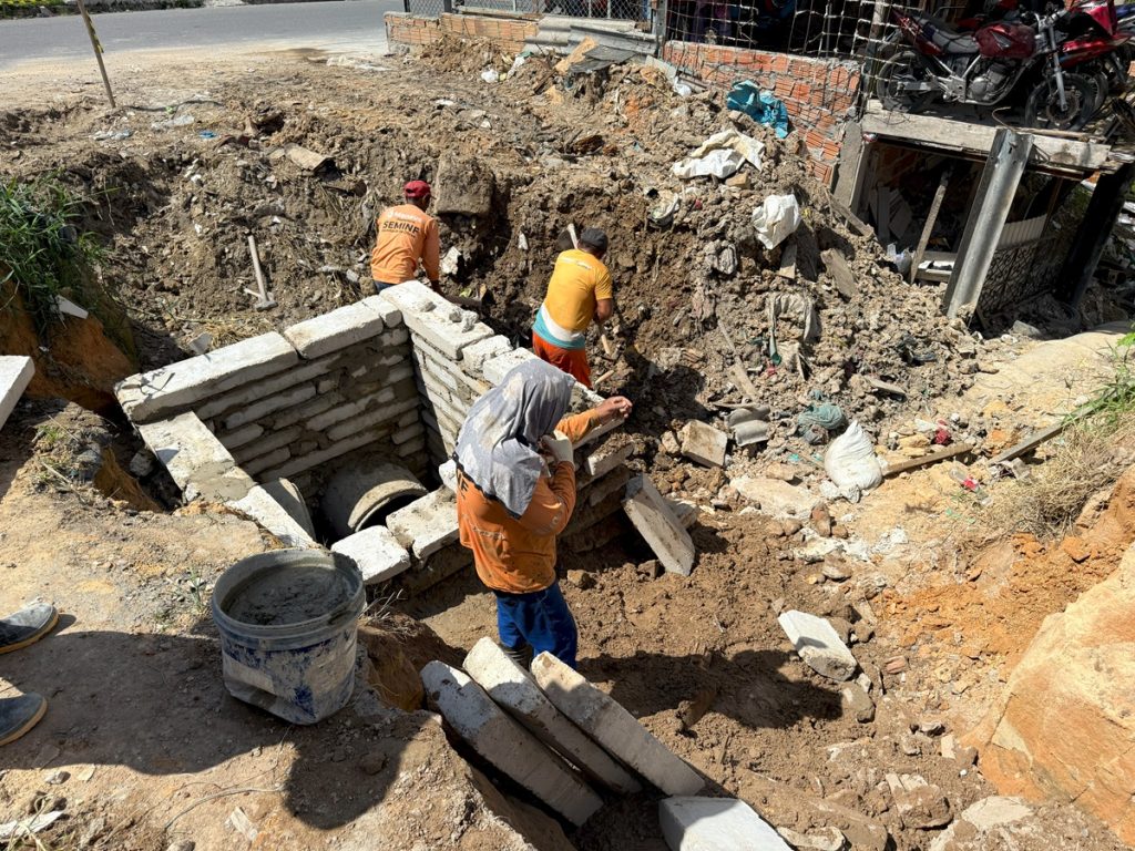 Obra de drenagem na rua Ruy Adriano de Araújo, bairro Nova Cidade, em Manaus