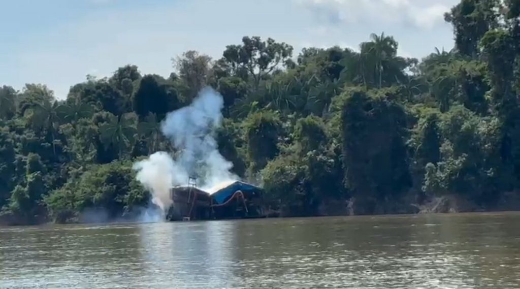 Draga ilegal é destruída em operação contra garimpo no rio Jutaí, no Amazonas