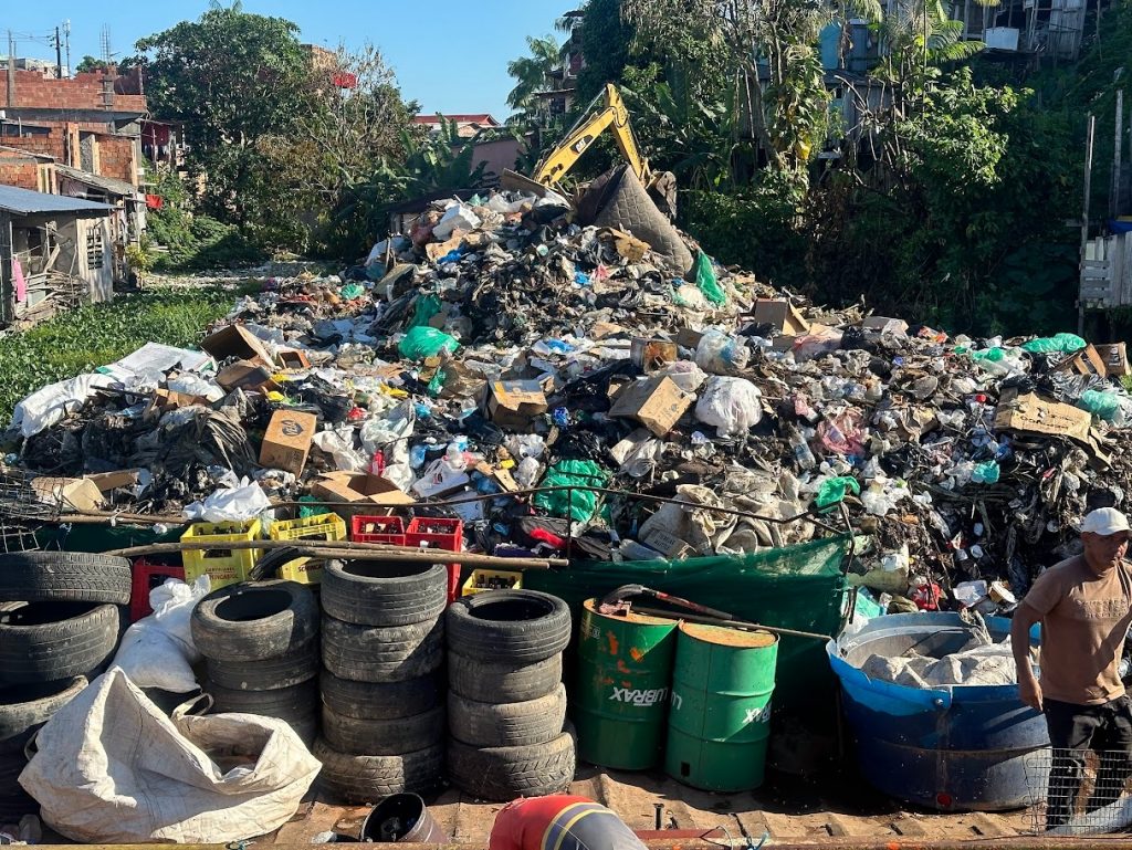 Equipe da Prefeitura de Manaus realiza transbordo de balsas com lixo retirado dos igarapés na orla do rio Negro