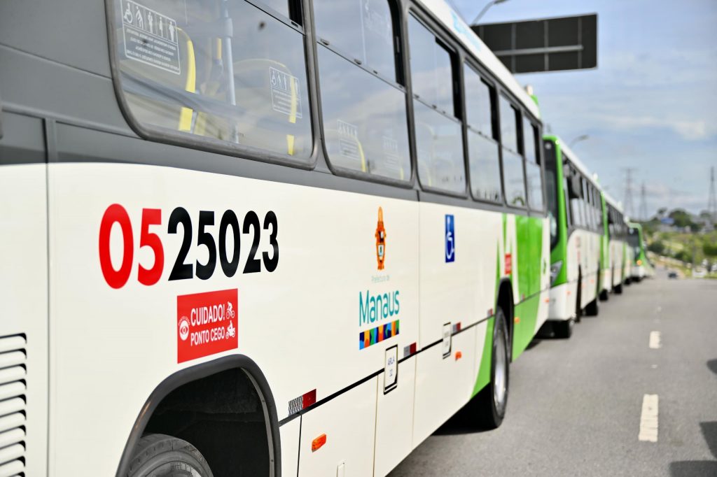 Ônibus circulando em Manaus com passageiros embarcando usando dinheiro