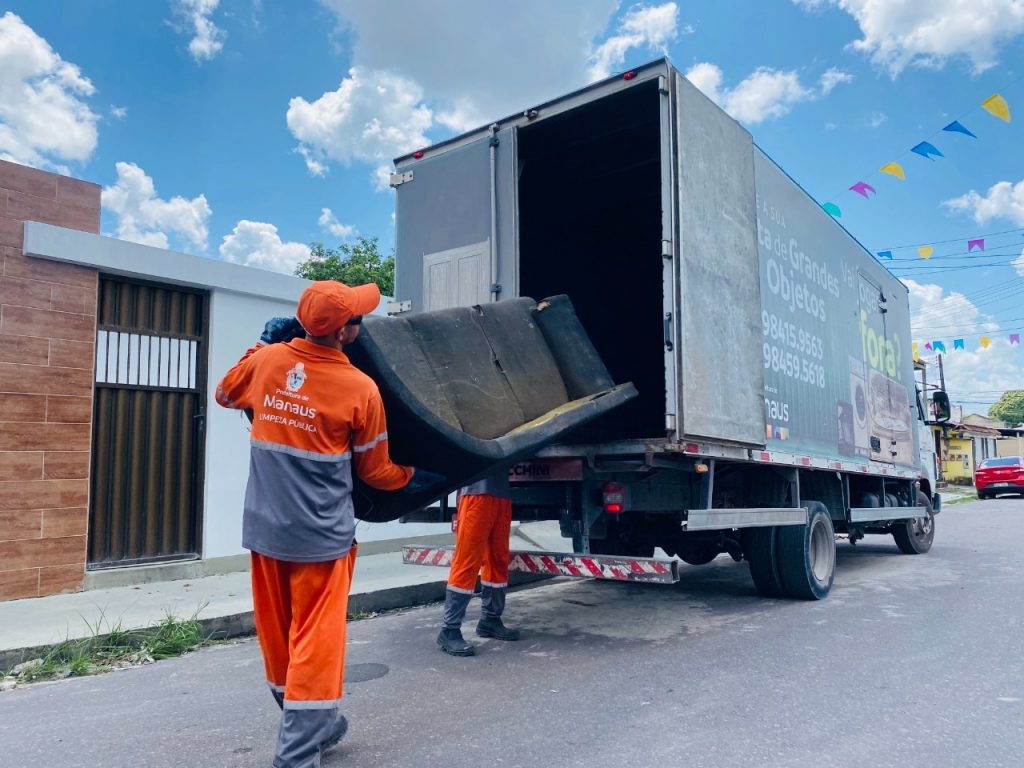 Equipes da Semulsp realizam coleta seletiva e ações de reciclagem em Manaus