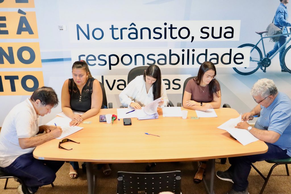 Autoridades do IMMU assinam contratos com motoristas do novo transporte complementar de Manaus