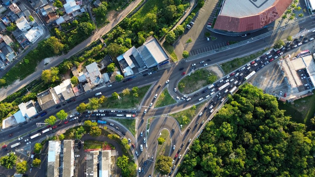 Imagem do prefeito David Almeida anunciando novo viaduto na zona Oeste de Manaus