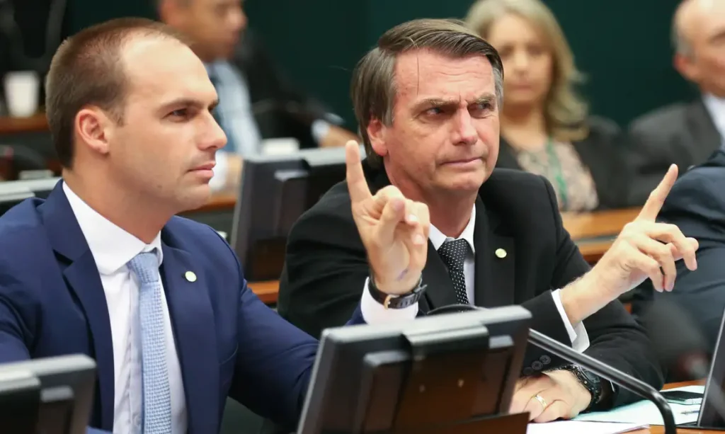 Jair e Eduardo Bolsonaro durante eventos políticos, alvo de investigação da Polícia Federal