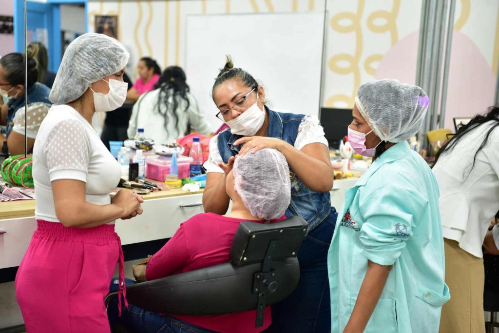 Alunos em sala de aula participando de cursos gratuitos do Cetam em Manaus