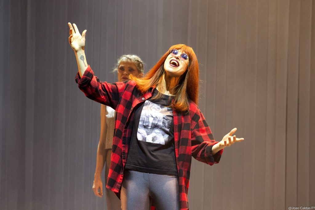 Ônibus gratuito levando público para o espetáculo “Rita Lee – Uma Autobiografia Musical” na Ponta Negra, em Manaus