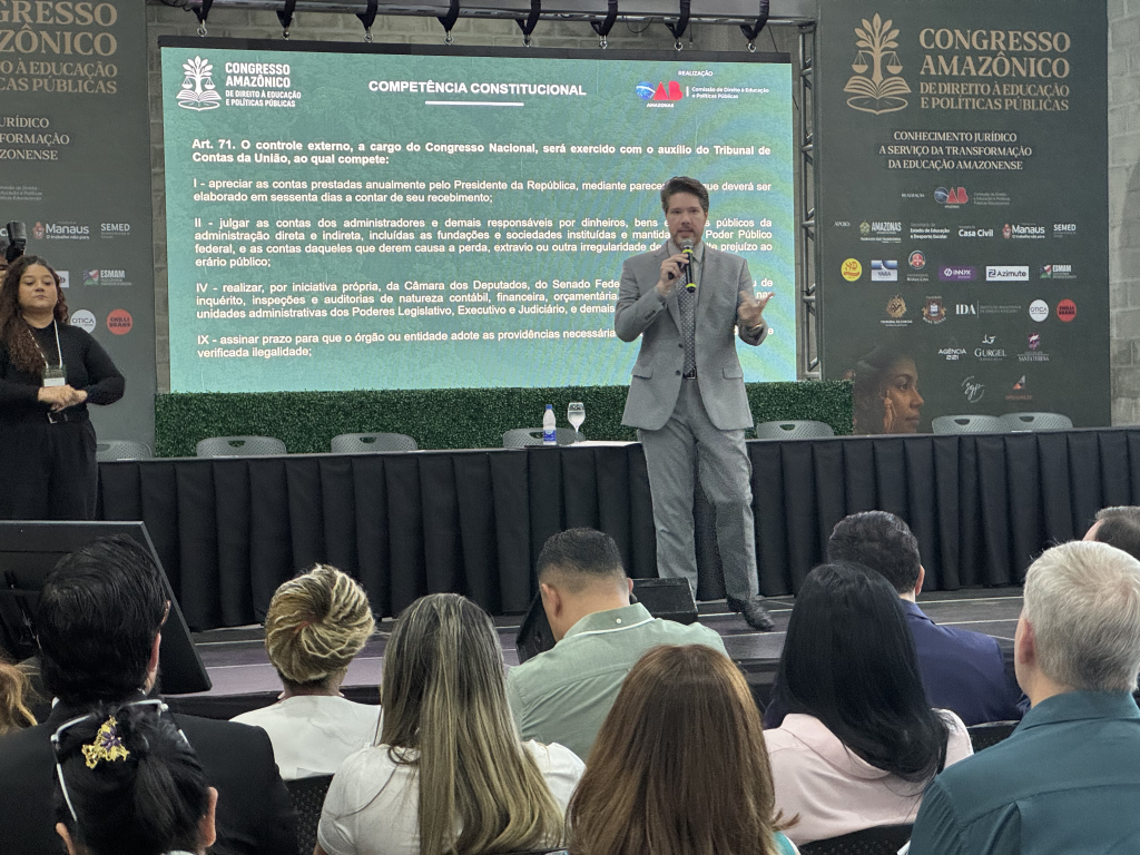 Fabian Barbosa, vice-presidente do TCE-AM, durante palestra magna no Congresso Amazônico de Educação em Manaus