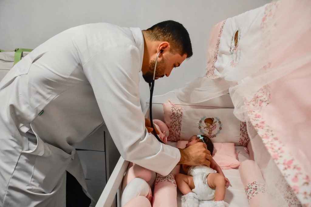 Gêmeas siamesas recebem cuidados domiciliares em Manaus após cirurgia
