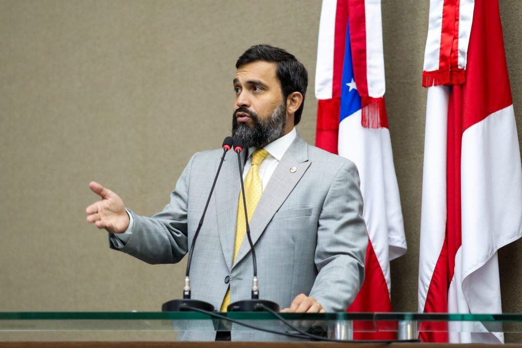 Deputado George Lins discursa na Aleam contra o cancelamento de voos da Azul para o interior do Amazonas