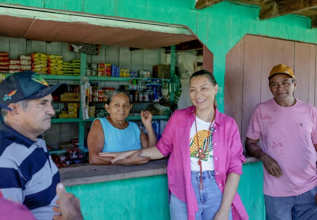 Janja visita comunidade ribeirinha no Amazonas e conversa com moradores sobre turismo sustentável