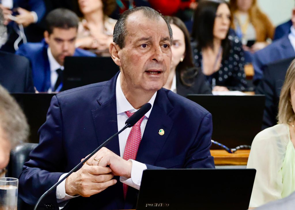 Senador Omar Aziz durante discurso no plenário do Senado sobre vetos à BR-319