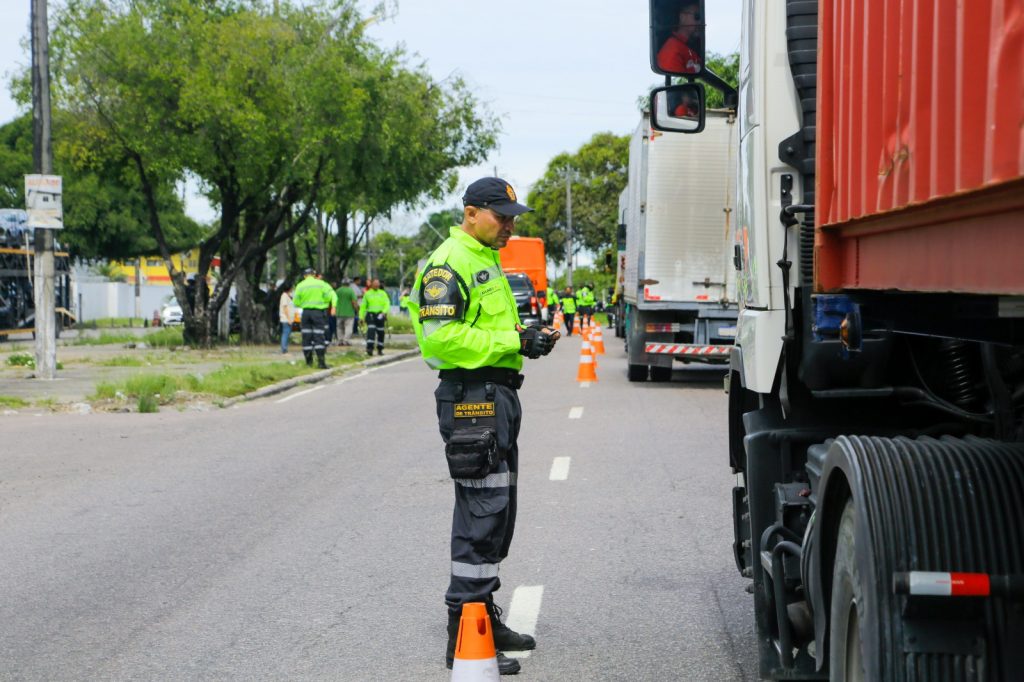 Agentes do IMMU realizam fiscalização de trânsito em Manaus durante a operação Cavalo de Aço