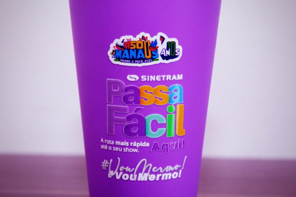 Cartão PassaFácil promocional para o Sou Manaus 2025 com pulseira e copo exclusivo