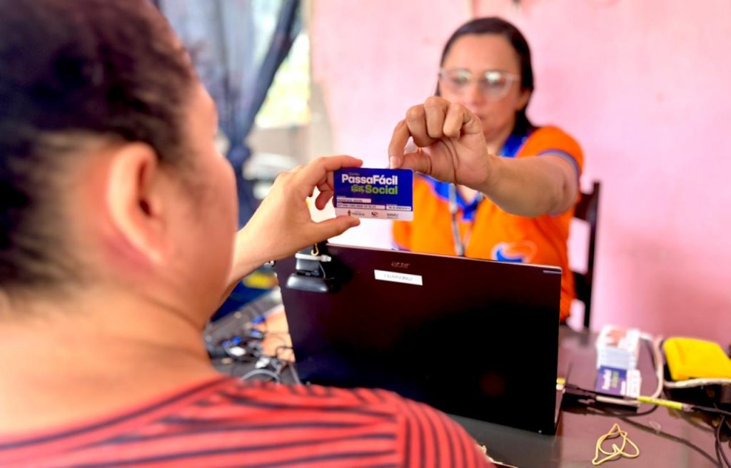 Moradores do Colônia Terra Nova recebem atendimento do cartão PassaFácil durante ação itinerante do IMMU