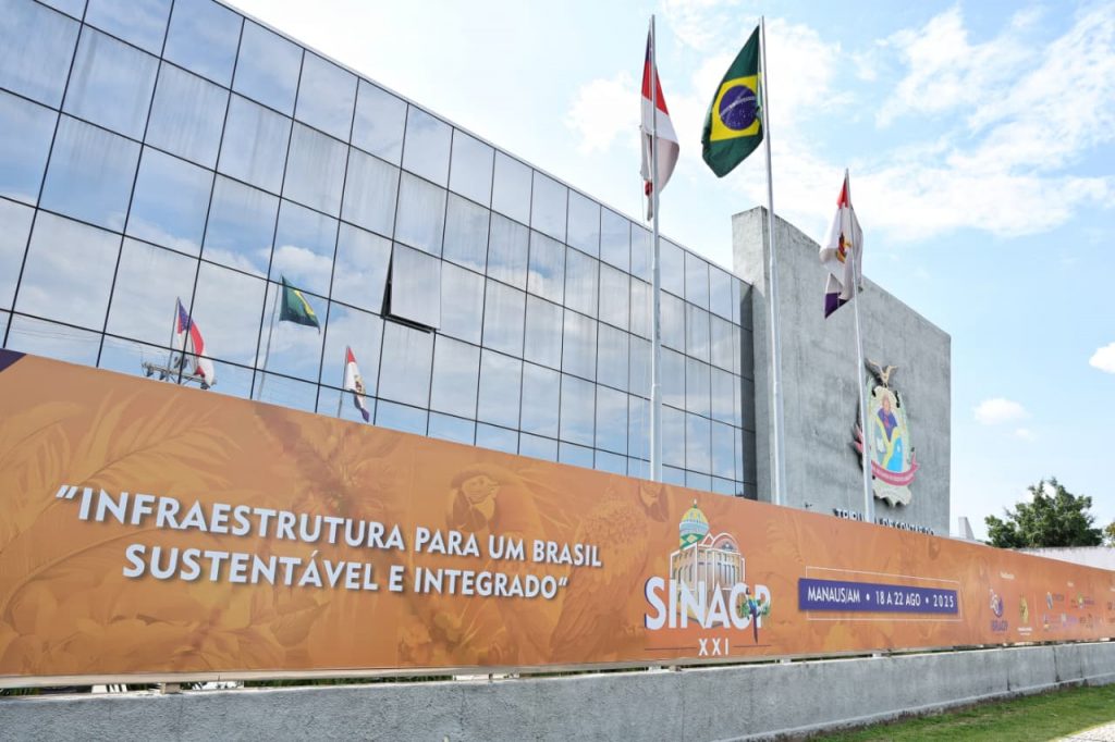 Presidente do TCE-AM Yara Amazônia Lins durante evento do Sinaop 2025 em Manaus