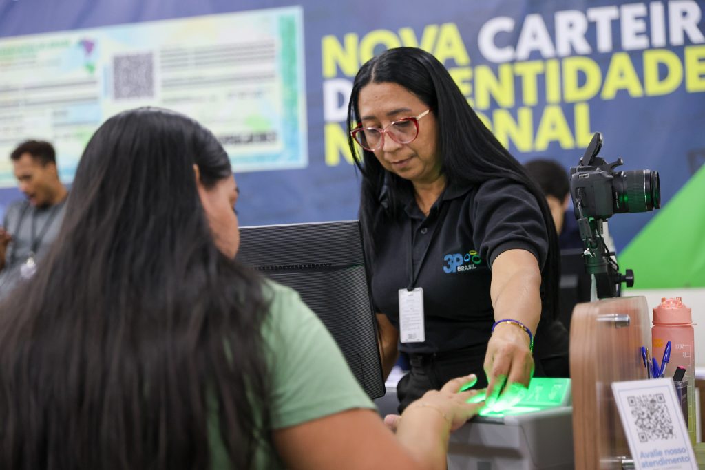 Cidadãos sendo atendidos no mutirão para emissão da nova Carteira de Identidade Nacional em Manaus