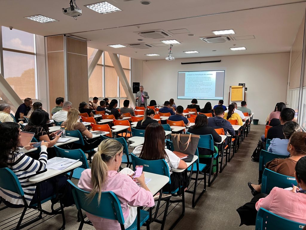 Gestores e técnicos participam de curso sobre a Nova Lei de Licitações na Escola de Contas do TCE-AM