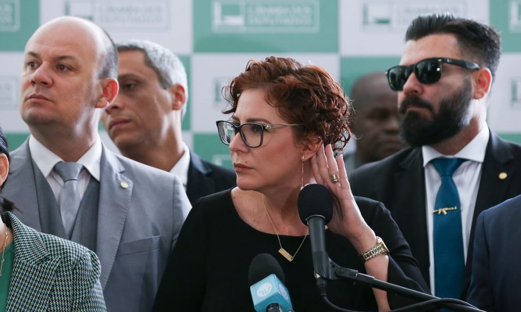 Deputada Carla Zambelli durante julgamento no STF sobre porte ilegal de arma
