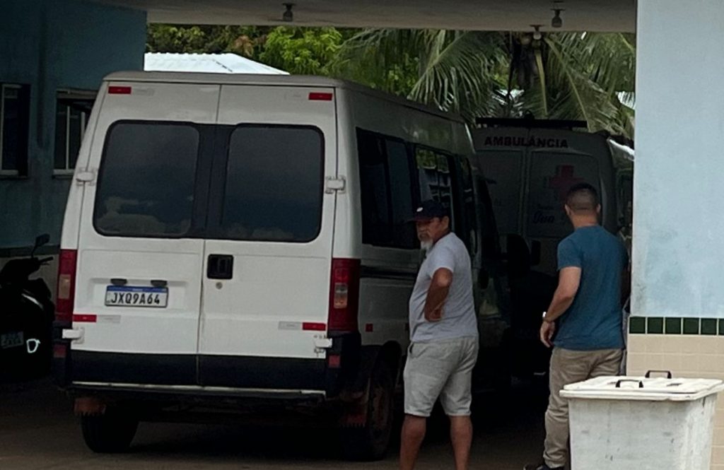Crianças sendo atendidas após ataque de abelhas em ônibus escolar em Iranduba