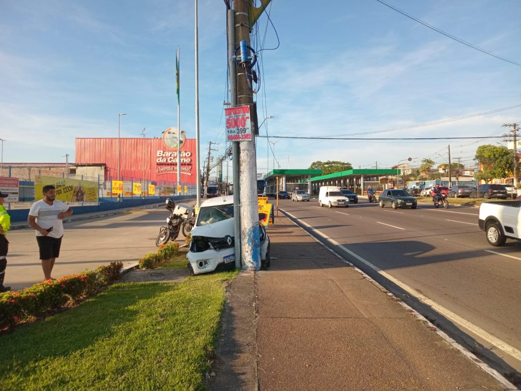 Um motorista de aplicativo colidiu com um poste após cochilar ao volante, na manhã desta terça-feira (19), na avenida Torquato Tapajós, em frente ao Assaí Atacadista, Zona Norte de Manaus. De acordo com informações preliminares, o condutor perdeu o controle do veículo, subiu o canteiro central e atingiu a estrutura. O impacto foi tão forte que os airbags foram acionados instantaneamente. A parte dianteira do carro ficou completamente destruída. Ainda não há informações confirmadas sobre o estado de saúde do motorista. Equipes do Instituto Municipal de Mobilidade Urbana (IMMU) foram acionadas para controlar o tráfego e dar apoio à ocorrência.