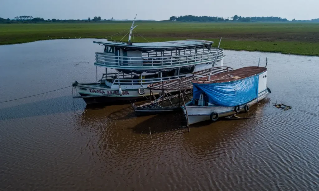 Baixo nível de água no rio Juruá, em situação crítica de escassez na Amazônia