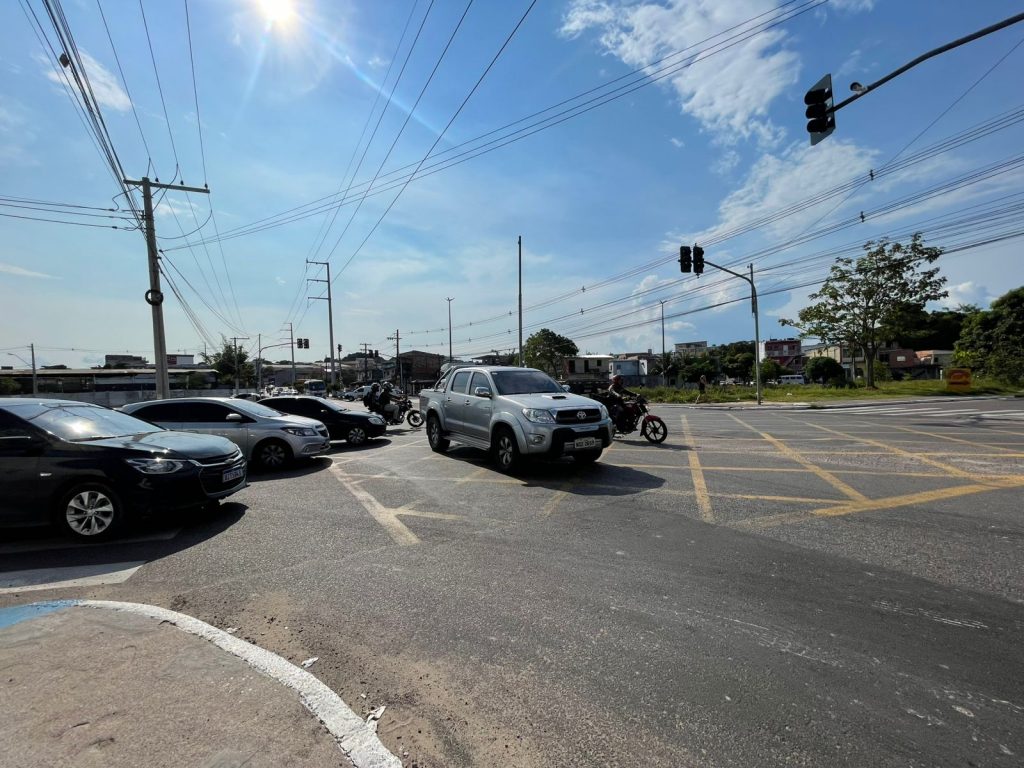 Placa de trânsito indicando proibição de conversão à esquerda na avenida Silves, zona Sul de Manaus