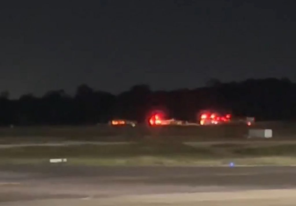 Avião de pequeno porte após pouso de emergência no Aeroporto Internacional Eduardo Gomes, em Manaus