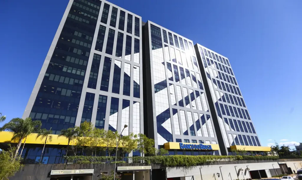 Logo da Advocacia-Geral da União ao lado da fachada do Banco do Brasil