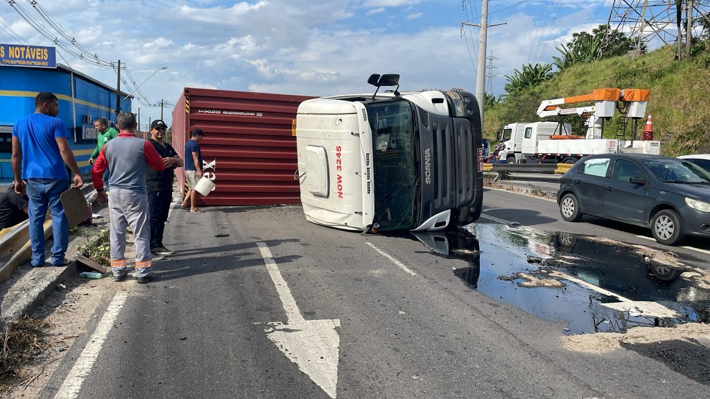 Carreta tombada bloqueia faixas da Avenida das Torres com derramamento de óleo em Manaus