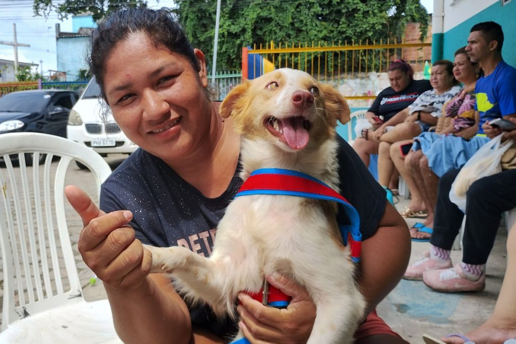 Unidade móvel do CCZ realizando castração gratuita de cães e gatos no bairro Santa Etelvina, Manaus