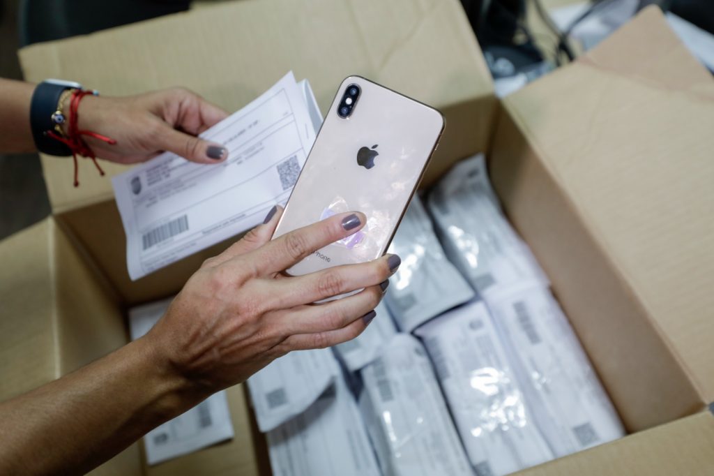 Celulares recuperados pelo Programa RecuperaFone da SSP-AM aguardam retirada em Manaus