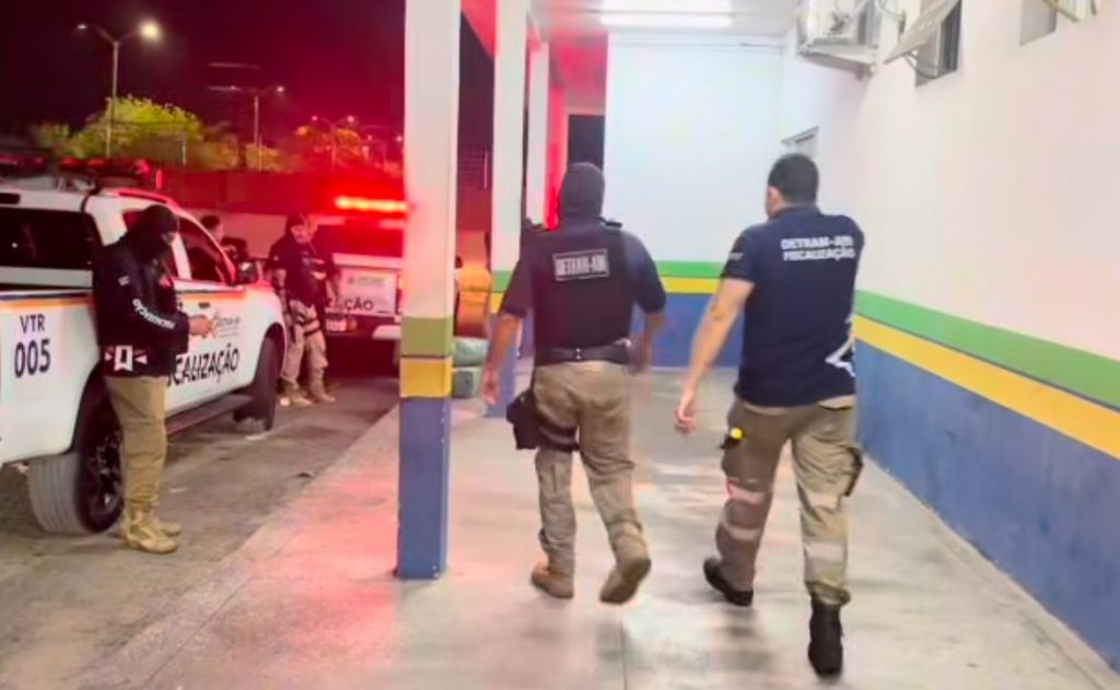 Caminhonete L200 apreendida em blitz do Detran-AM com 580 tabletes de maconha tipo skunk em Manaus