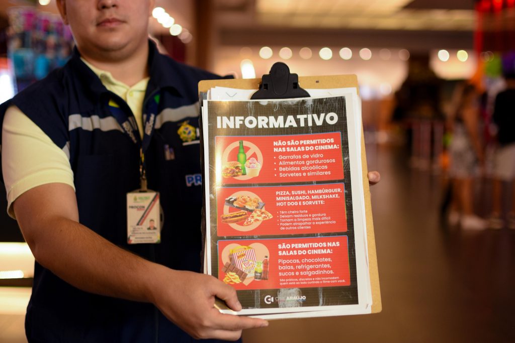 Fachada de cinema em shopping de Manaus, onde Procon aplicou multa por prática abusiva contra consumidores