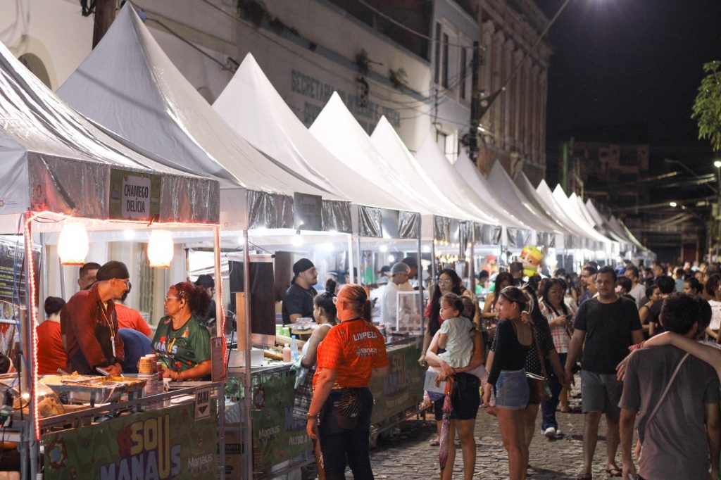 Barracas e food trucks no espaço gastronômico #SouManaus Passo a Paço 2025 em Manaus