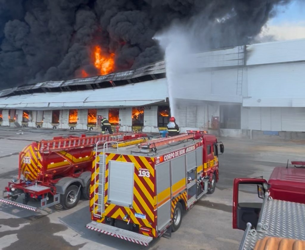 Equipes do Corpo de Bombeiros atuam no combate ao incêndio no Distrito Industrial II, em Manaus