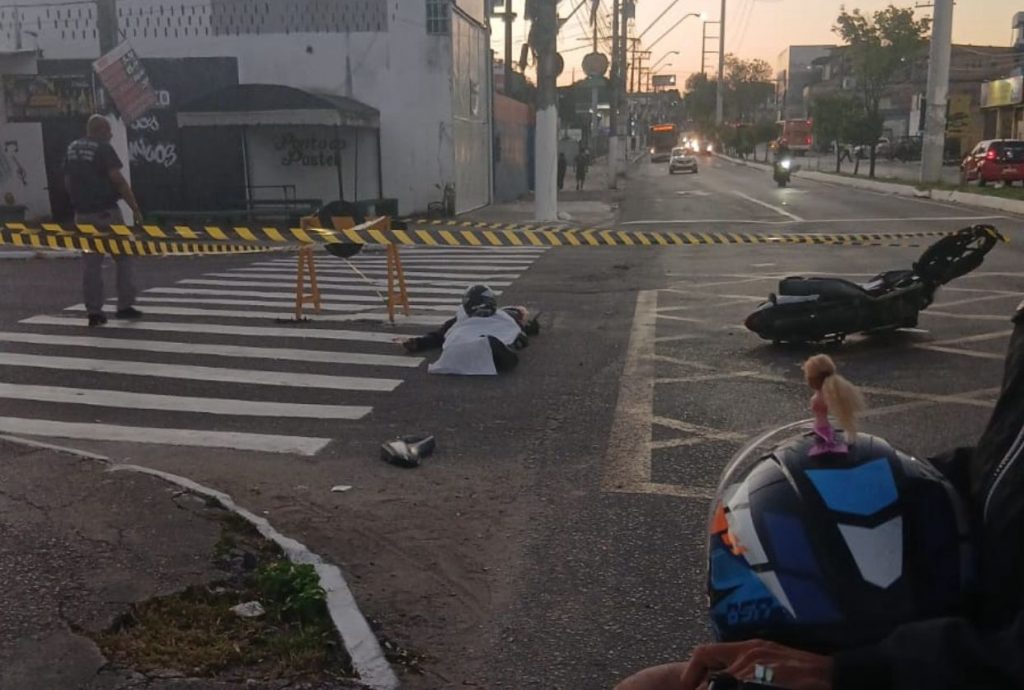 Motocicleta destruída após acidente fatal na avenida Silves em Manaus