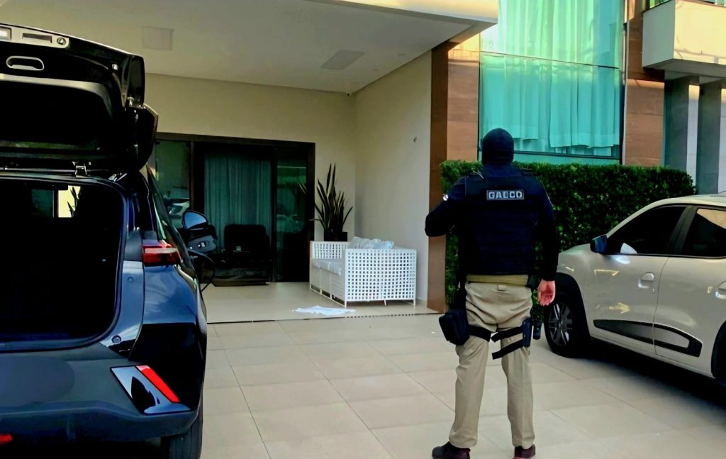 Agentes do Gaeco e da Polícia Civil durante a Operação Véu de Areia em Manaus