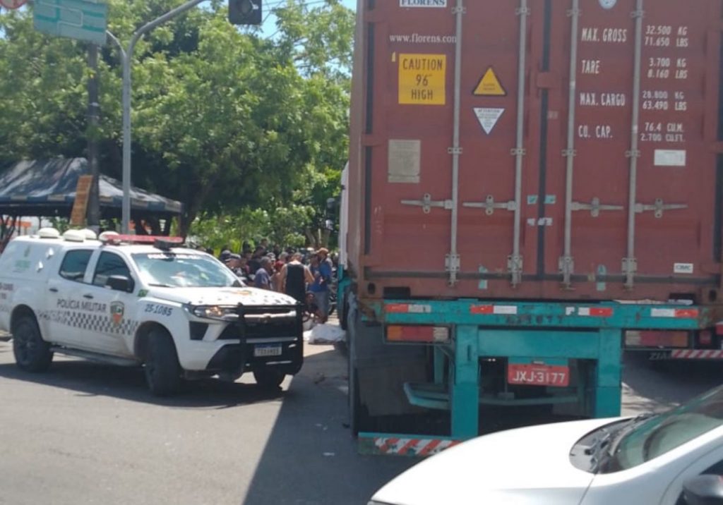 Acidente em Manaus envolve mulher morta após ser atingida e arrastada por carreta