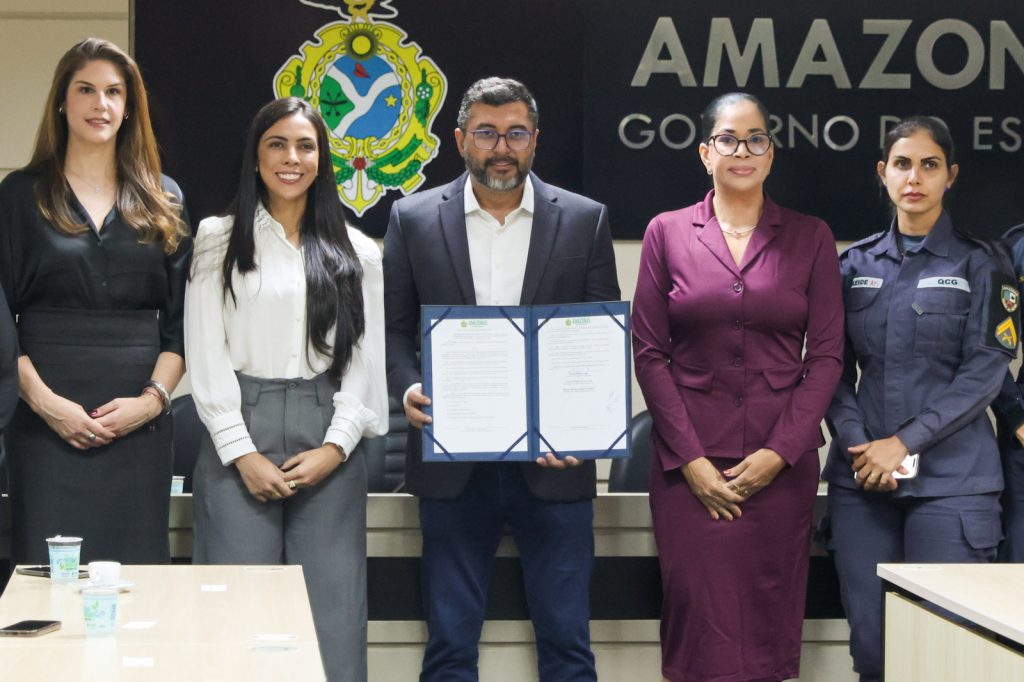 Governador Wilson Lima sanciona lei que autoriza mulheres a portarem arma de choque no Amazonas
