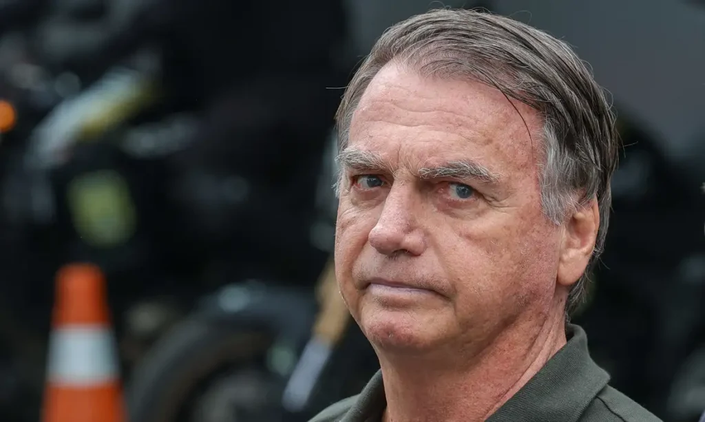 Ex-presidente Jair Bolsonaro deixa prisão domiciliar para hospital em Brasília