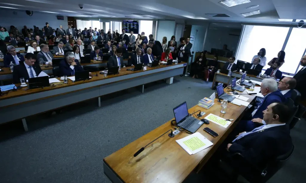 Senadores reunidos na CCJ do Senado rejeitam a PEC da Blindagem por unanimidade.