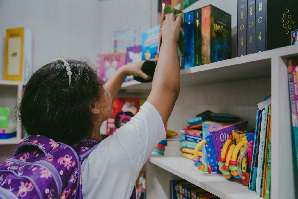 Estudantes da escola ribeirinha de Manaus exploram a Casinha de Livros com fantoches e jogos educativos