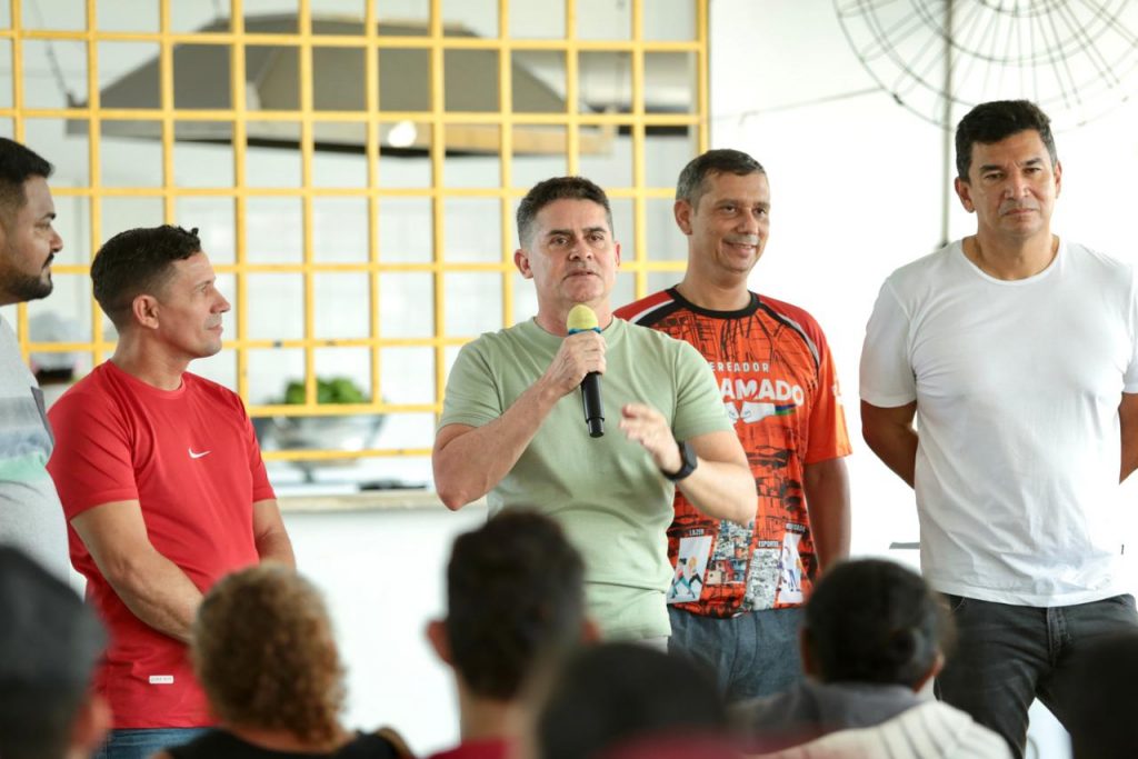 Prefeito David Almeida em visita à obra de um condomínio do programa Minha Casa, Minha Vida em Manaus, conversando com moradores.