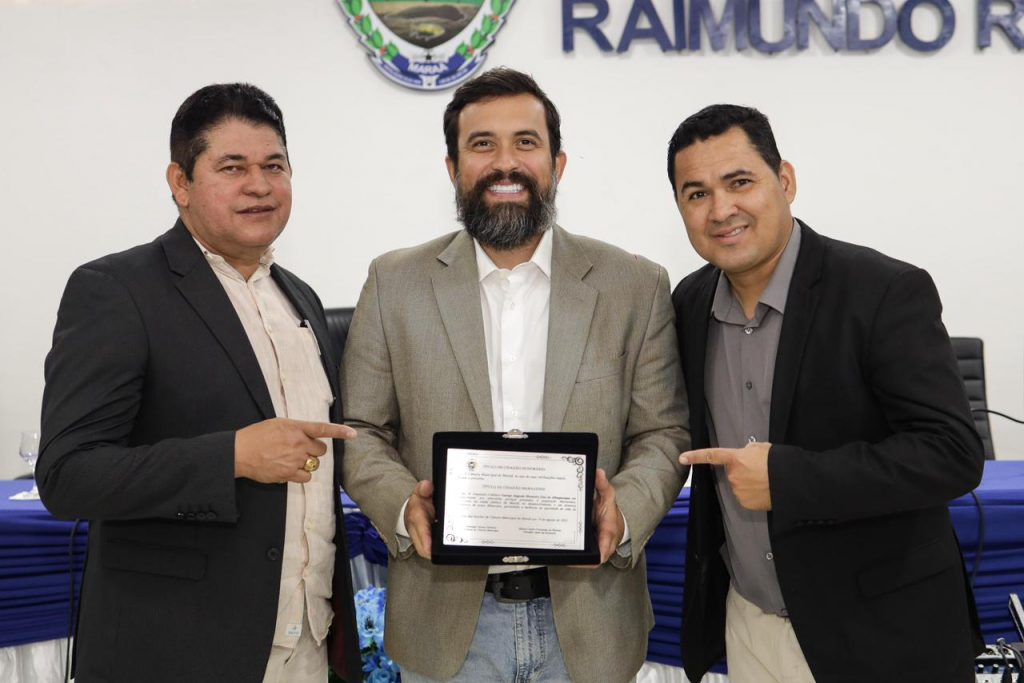 Dr-George-Lins-recebe-homenagens-em-Maraa.