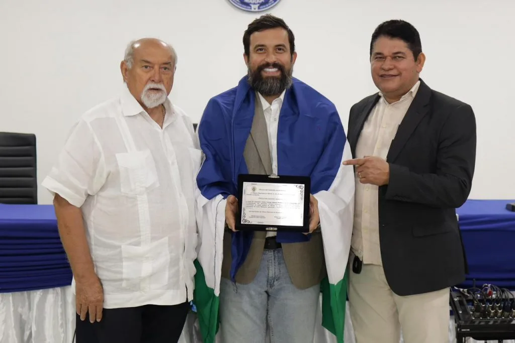 Dr-George-Lins-recebe-homenagens-em-Maraa.