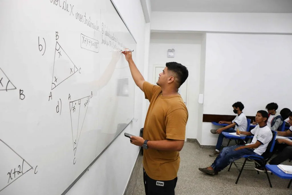Professora da Seduc-AM conversa com alunos em sala de aula