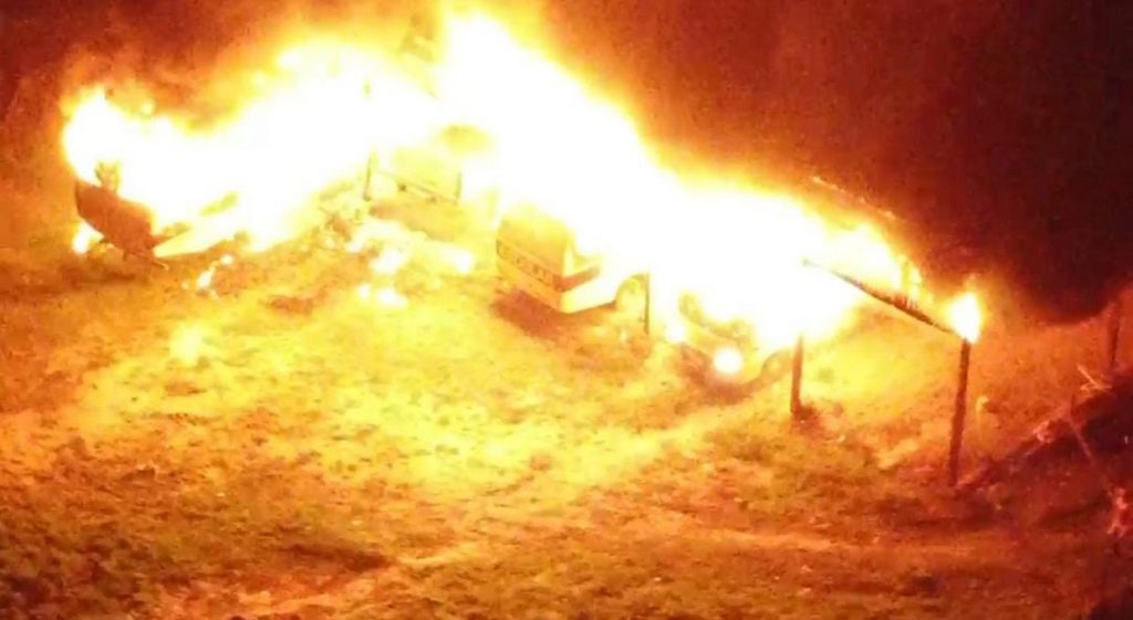 Ônibus incendiado durante ataques criminosos em Envira, no interior do Amazonas
