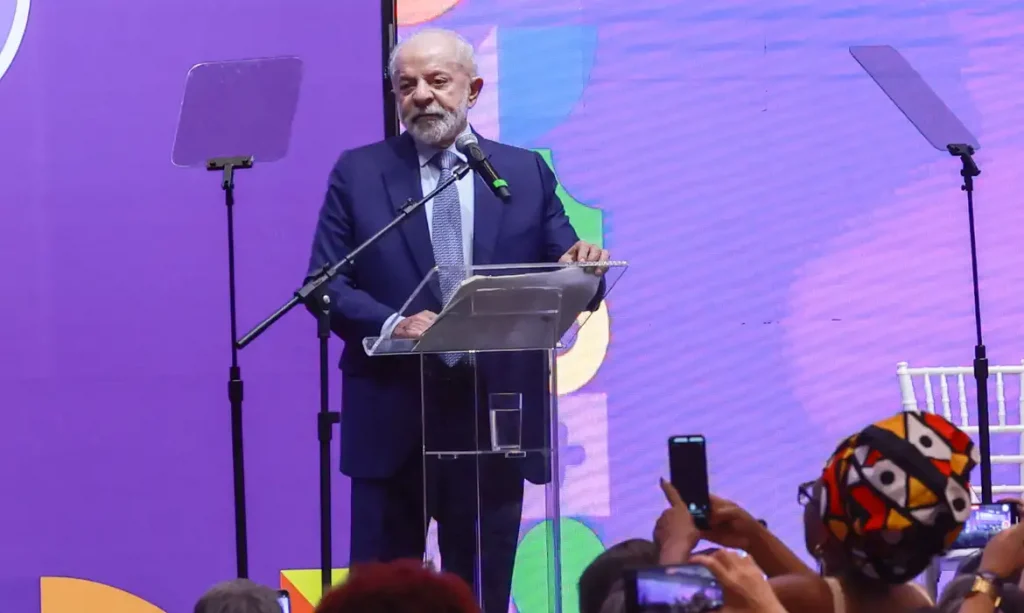 Lula sanciona lei que amplia licença-maternidade em evento sobre políticas para mulheres em Brasília.